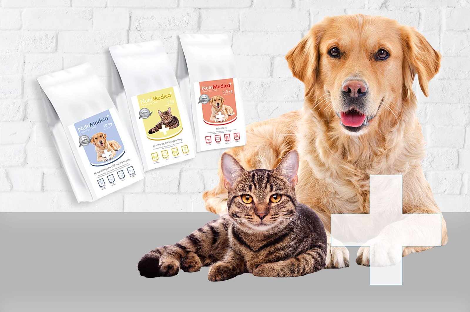 Een golden retriever en een kat naast verpakkingen NutriMedica Veterinary Diets